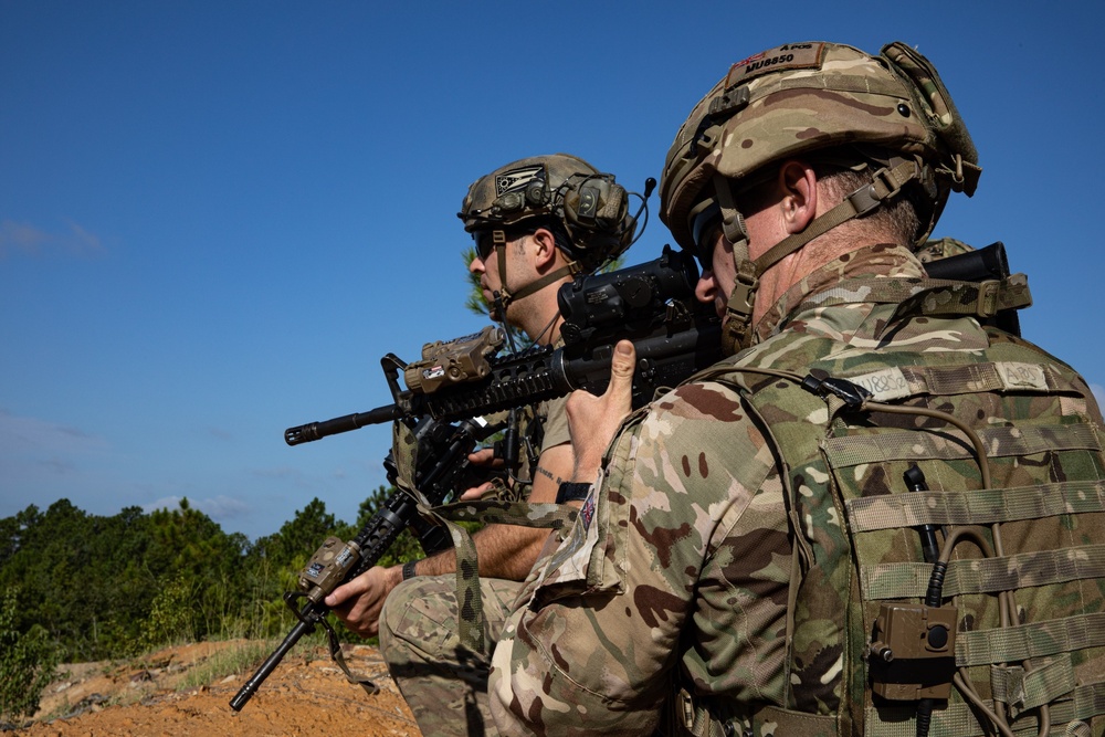 American, British Explosive Ordnance Disposal technicians train together on Fort Bragg