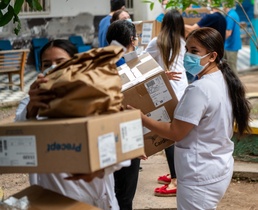 U.S. service members and Hondurans unload medical supplies at Hospitals Escuela, San Felipe