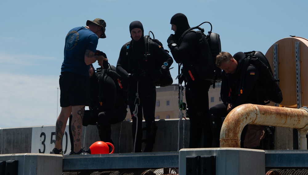 German Mine Clearance Diving Unit Conducts Diving Exercise During RIMPAC 2022 Southern California