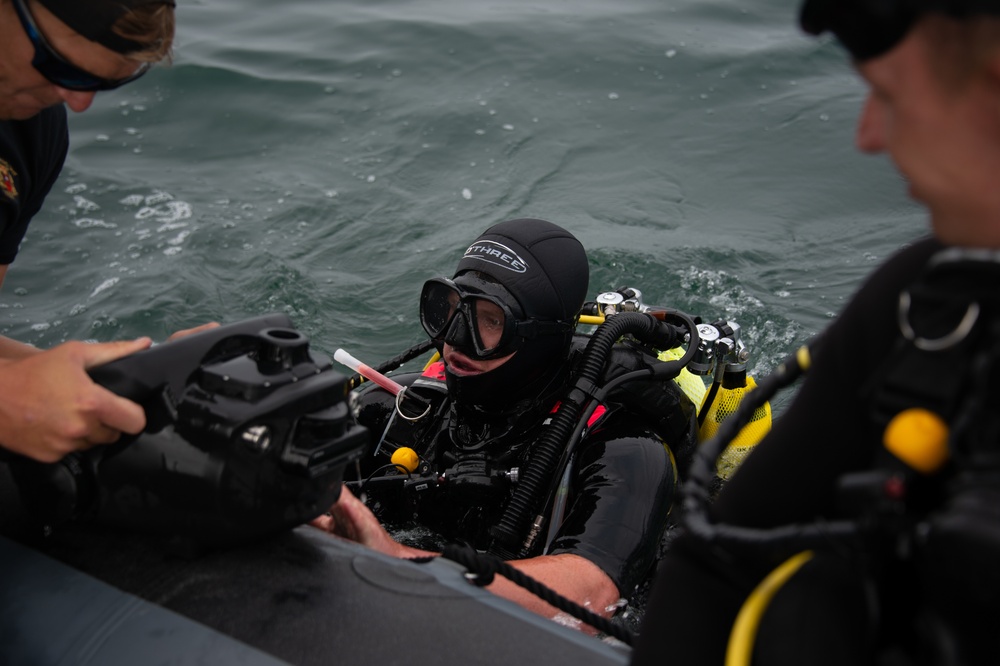 U.K. Divers Participate in Diving Exercise During RIMPAC 2022 Southern California