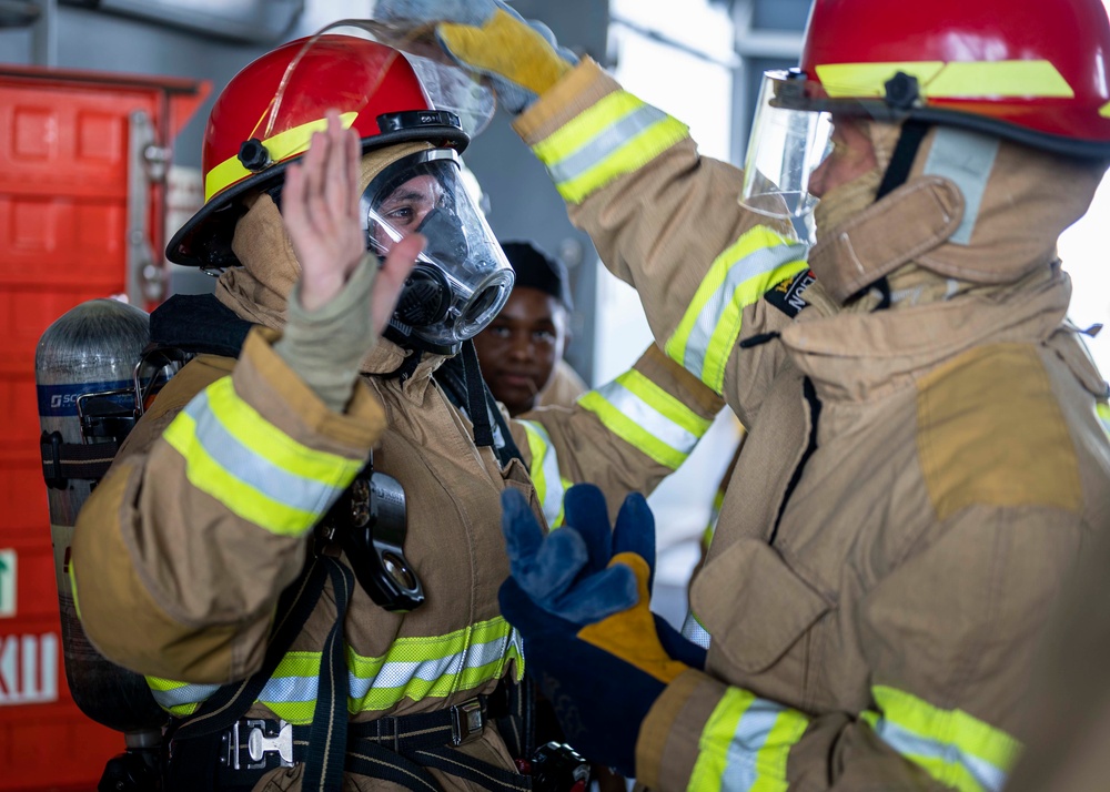 DVIDS - Images - Sailors participate in damage control training [Image ...