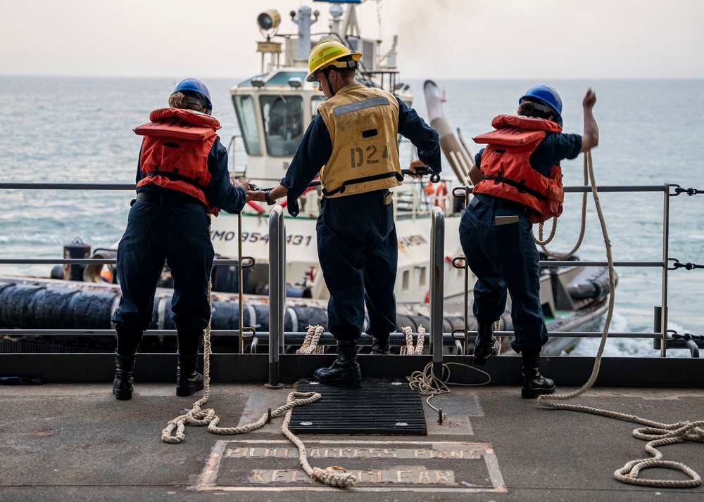 Sailors prepare the Hershel “Woody” Williams to get underway