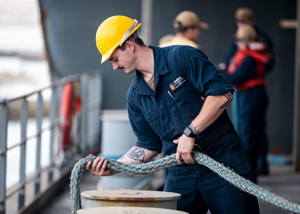 Sailors prepare the Hershel “Woody” Williams to get underway