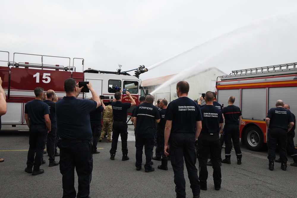 U.S Firefighters, 424th Air Base Squadron, train Belgian Firemen to intervene on an aircraft, Chièvres Air Base, 23 June 2022.