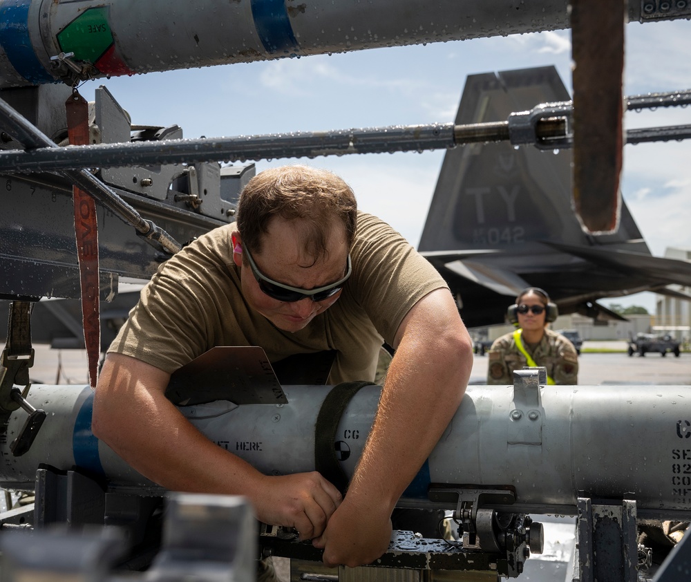 Weapons Hot: Raptor loadcrew competition