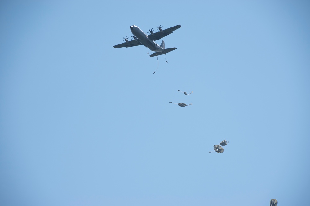 Oklahoma Guard units conduct airborne operations with Nebraska, Indiana