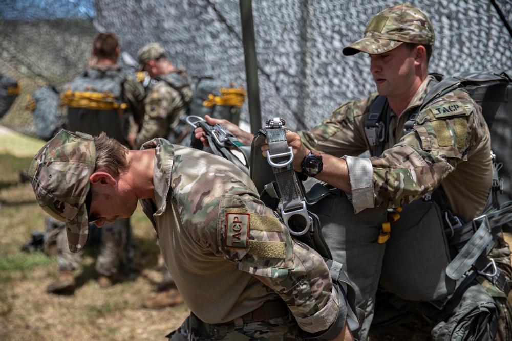 Oklahoma Guard units conduct airborne operations with Nebraska, Indiana