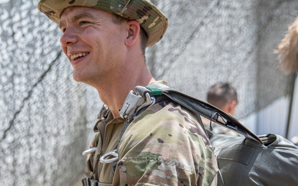 Oklahoma Guard units conduct airborne operations with Nebraska, Indiana