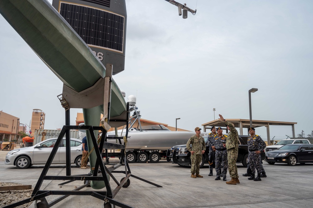 Indian Delegation Visits U.S. 5th Fleet