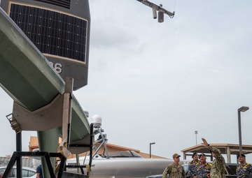 Indian Delegation Visits U.S. 5th Fleet