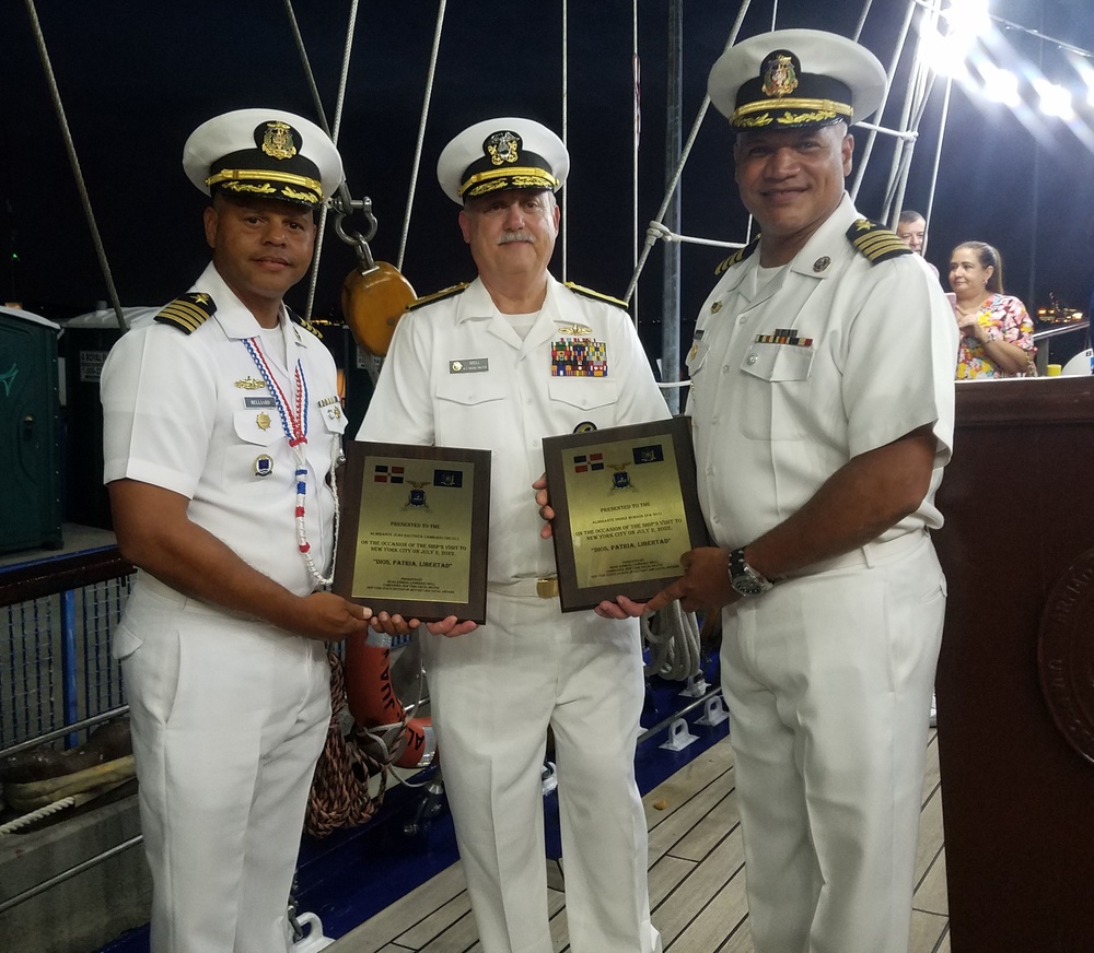 Naval Militia commander visits Dominican ships in New York
