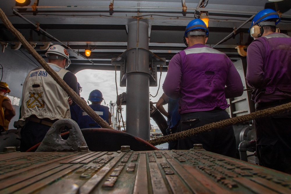 USS Ronald Reagan (CVN 76) conducts fueling-at-sea with USNS Tippecanoe (T-AO 199)