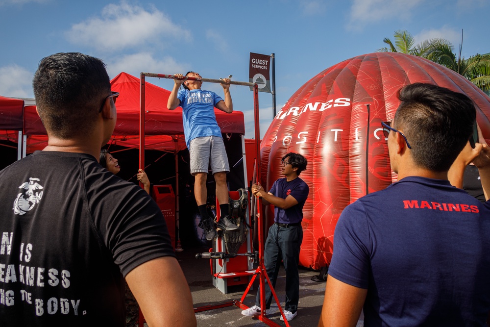 Marines Challenge Fairgoers In Virtual Reality