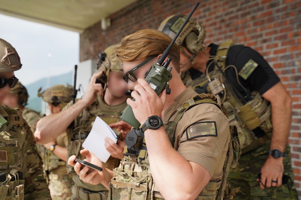 1SFG(A) Green Berets and 604th ASOS TACPS conduct JTAC training