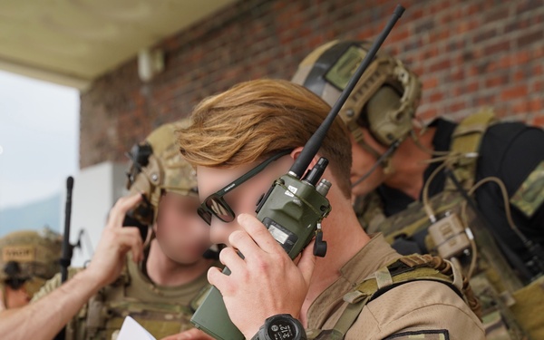 1SFG(A) Green Berets and 604th ASOS TACPS conduct JTAC training