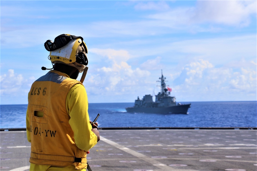 USS Jackson sails alongside JMSDF JS Kirisame