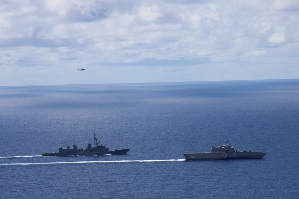 USS Jackson sails alongside JMSDF JS Kirisame