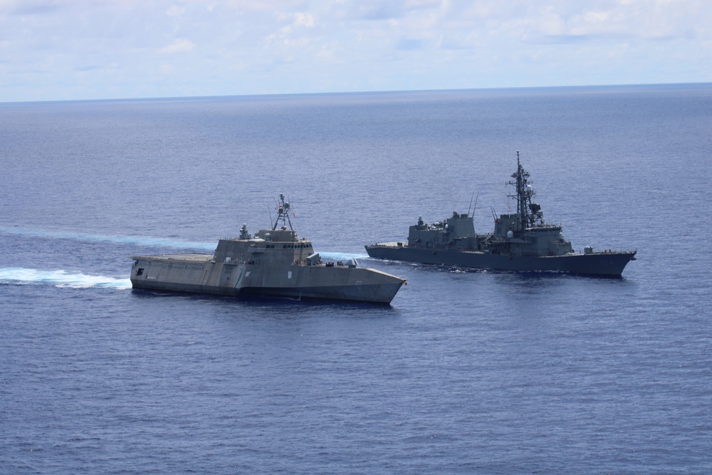 USS Jackson sails alongside JMSDF JS Kirisame