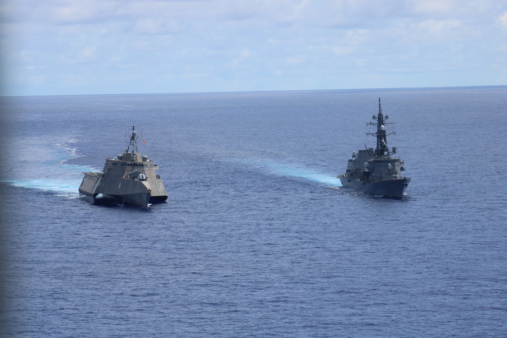 USS Jackson sails alongside JMSDF JS Kirisame
