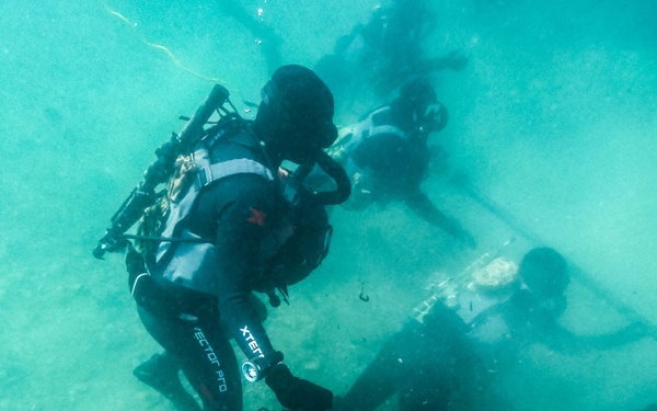 Croatian VSS train with U.S. Navy SEALs