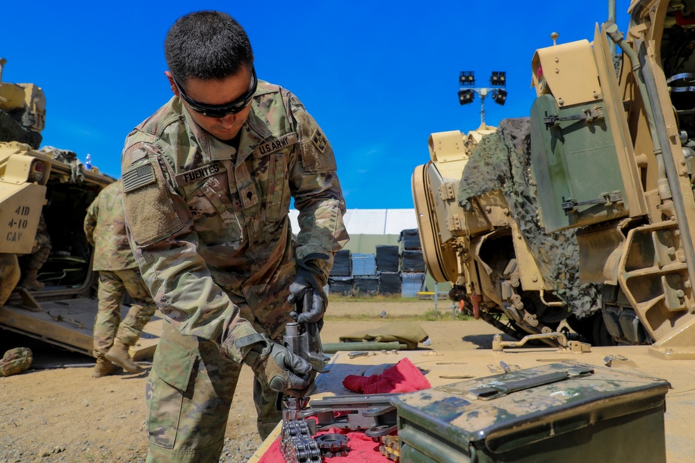 Alpha Troop, 4-10 Cav prepares Bradleys for gunnery qualification