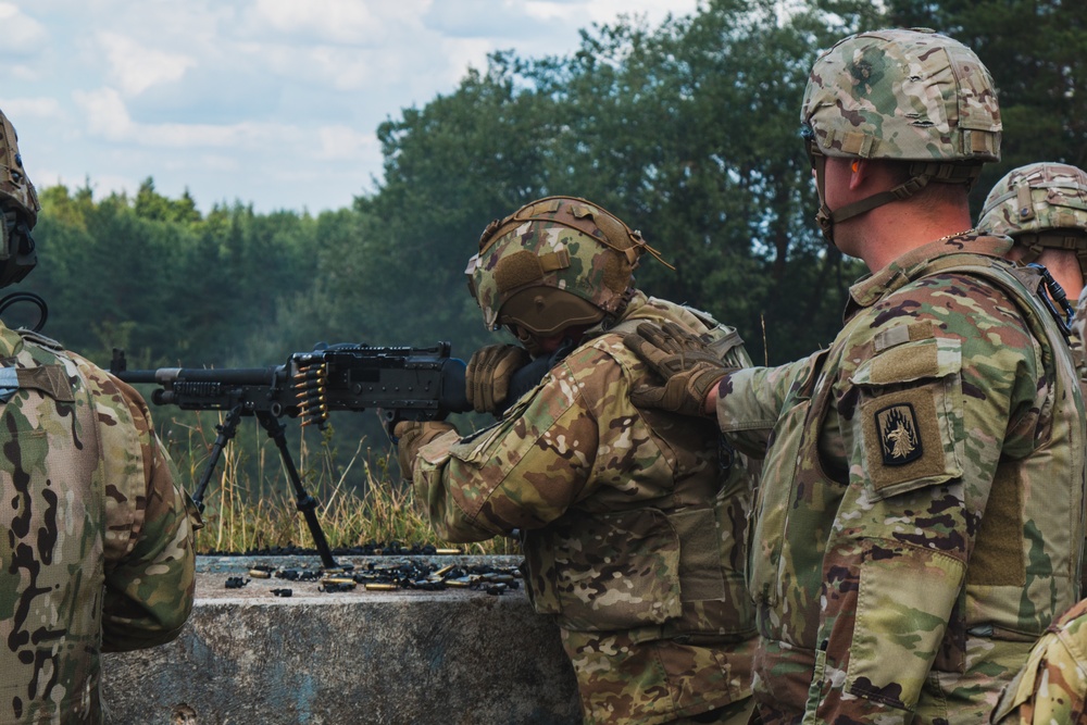 12th Combat Aviation Brigade Soldiers conduct M240 weapons familiarization at Grafenwoehr, Germany