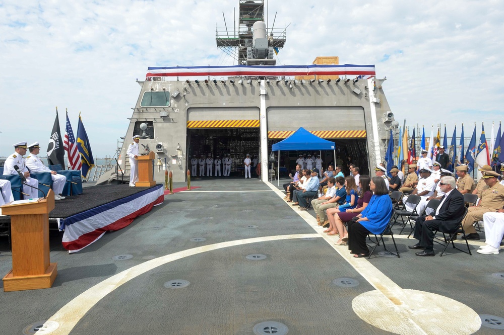 USS Gabrielle Giffords (LCS 10) Blue Crew Holds Change of Command Ceremony