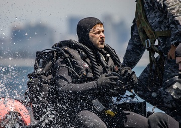 Dive Team Four Conducts Mine Clearance Exercise During RIMPAC 2022 SOCAL