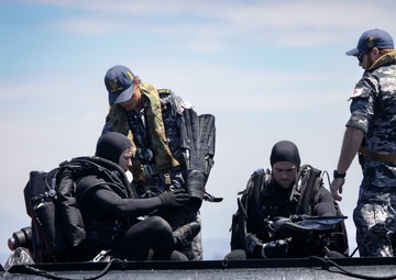 Dive Team Four Conducts Mine Clearance Exercise During RIMPAC 2022 SOCAL