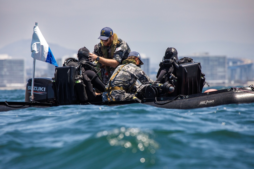 Dive Team Four Conducts Mine Clearance Exercise During RIMPAC 2022 SOCAL