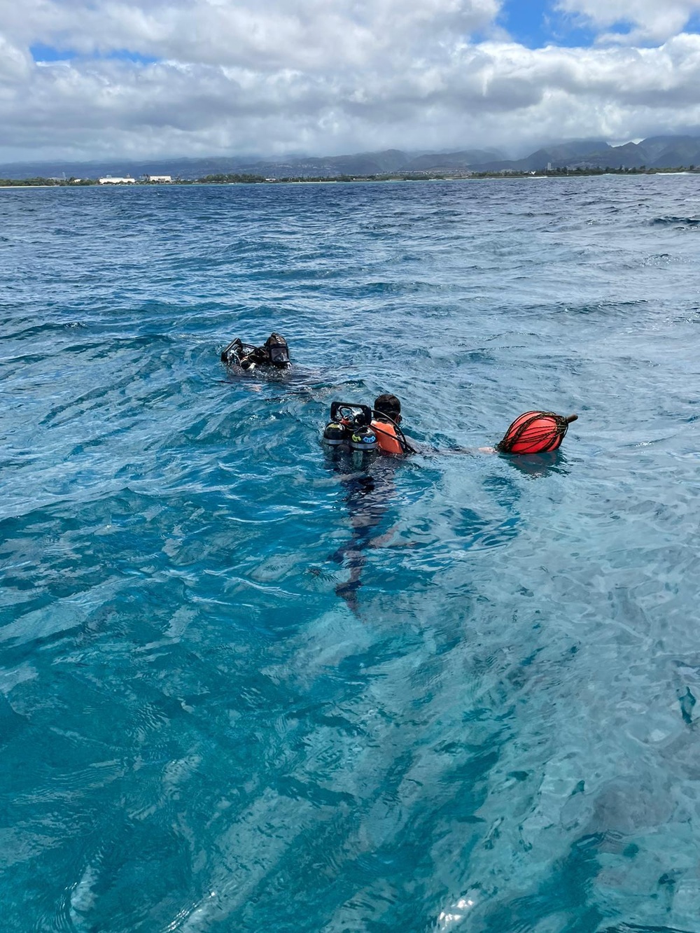 Canadian and U.S. Divers explore Hawaii