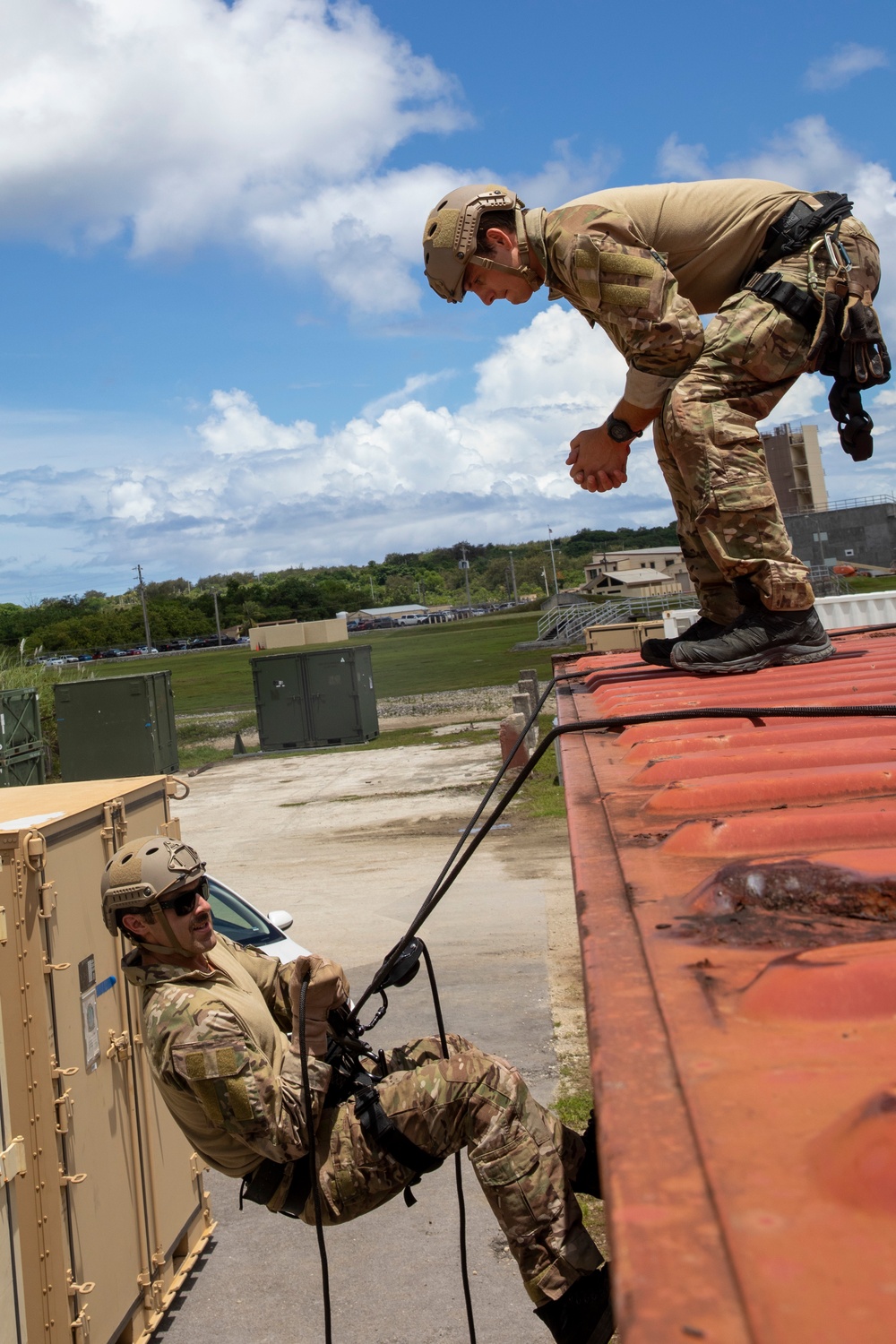 EODMU5 attend technical rope training