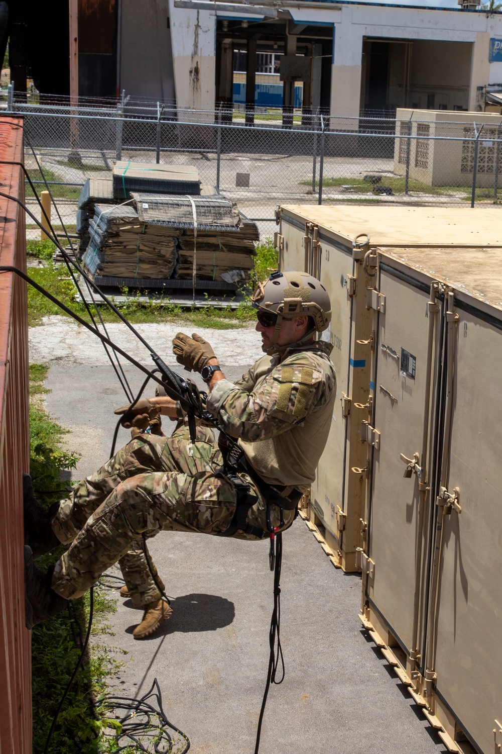 EODMU5 attend technical rope training