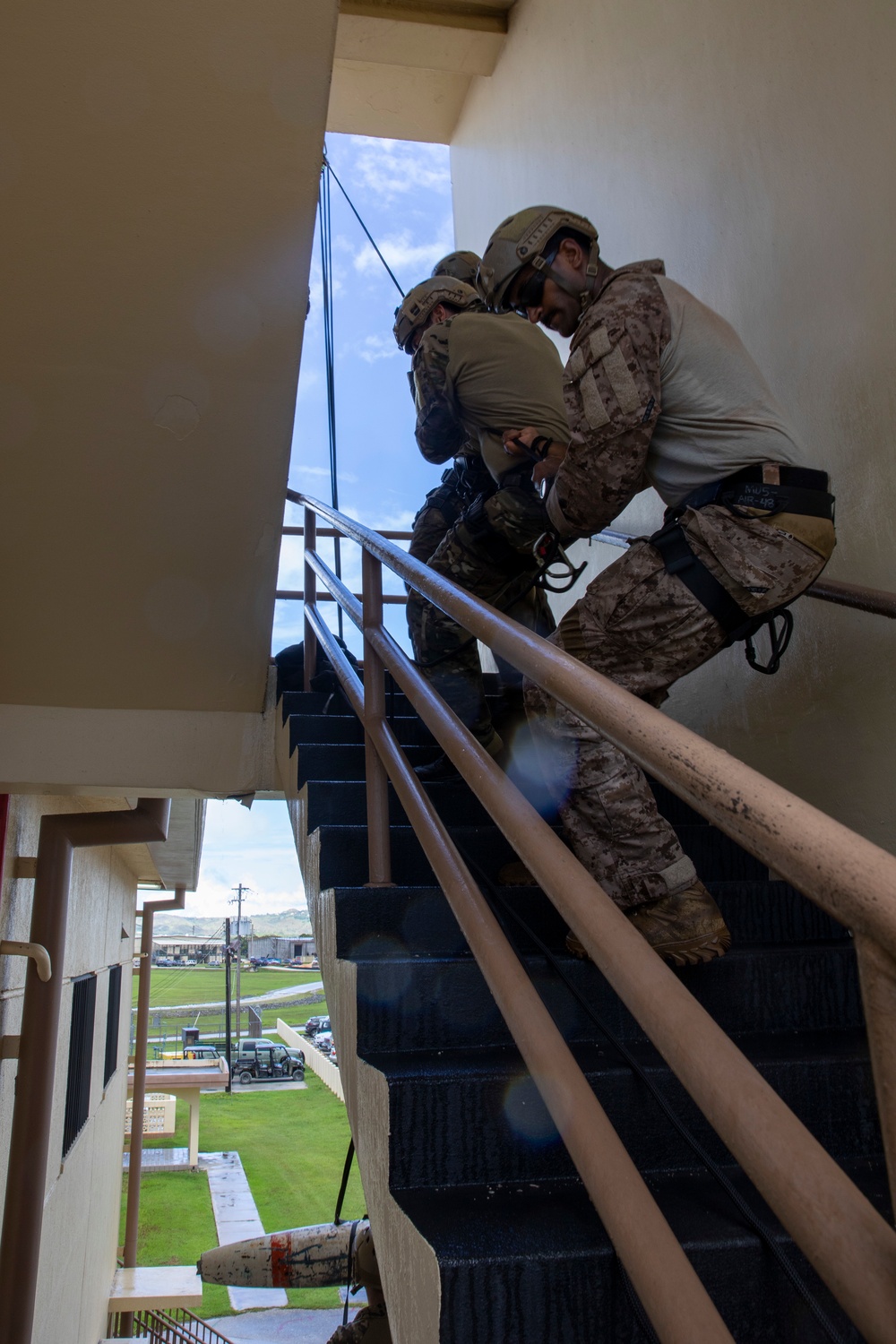 EODMU5 attend technical rope training