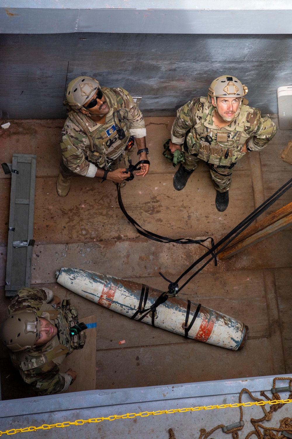 EODMU5 conduct technical rope and pulley training