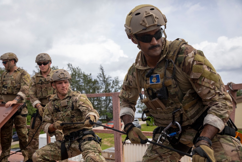 EODMU5 conduct technical rope and pulley training
