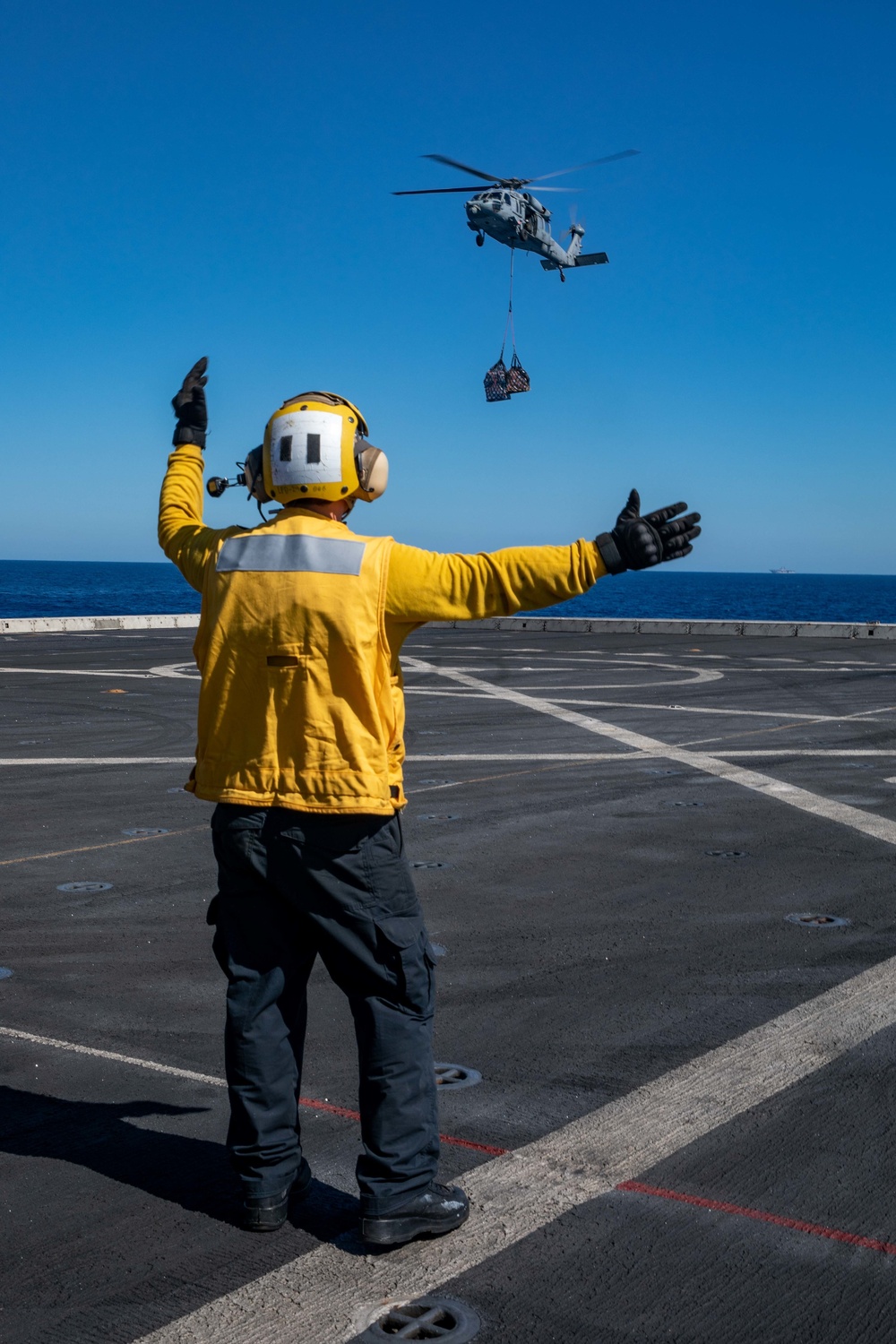 USNS William McLean replenishes USS Arlington via VERTREP