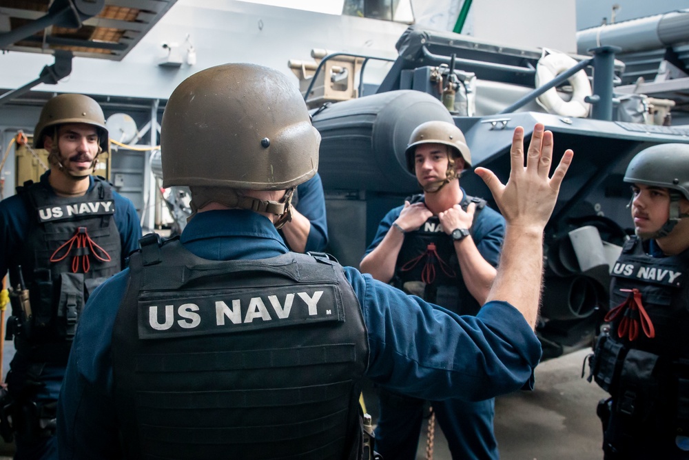 USS Arlington visit, board, search and seizure proficiency training