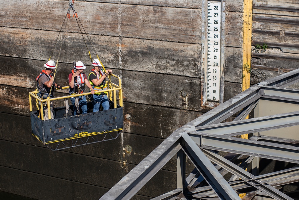 Damaged navigation lock slows Columbia River traffic at John Day Dam