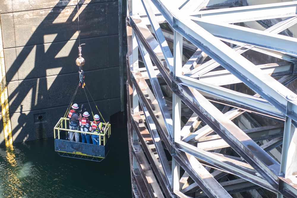 Damaged navigation lock slows Columbia River traffic at John Day Dam