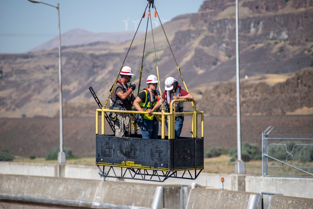 Damaged navigation lock slows Columbia River traffic at John Day Dam