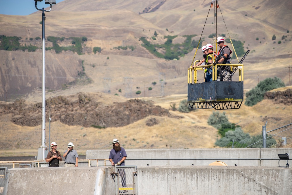 Damaged navigation lock slows Columbia River traffic at John Day Dam