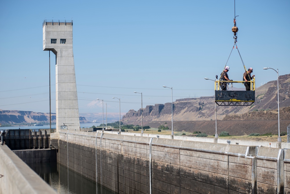 Damaged navigation lock slows Columbia River traffic at John Day Dam