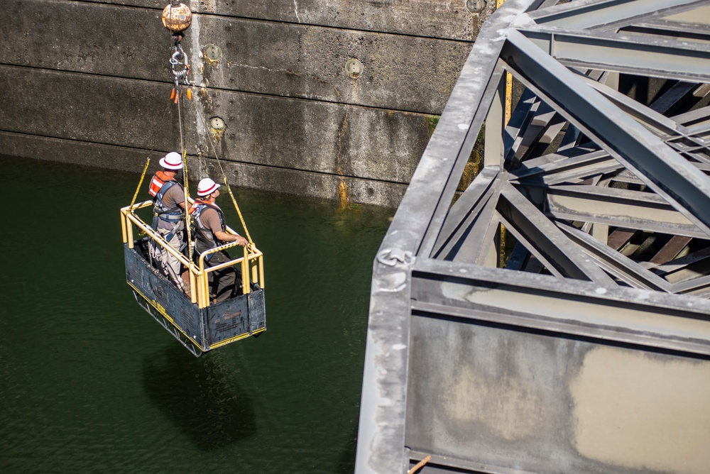 Damaged navigation lock slows Columbia River traffic at John Day Dam