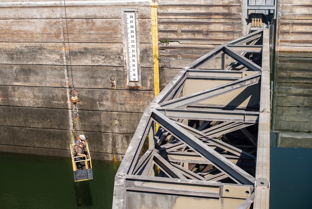 Damaged navigation lock slows Columbia River traffic at John Day Dam