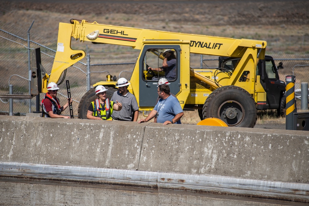 Damaged navigation lock slows Columbia River traffic at John Day Dam