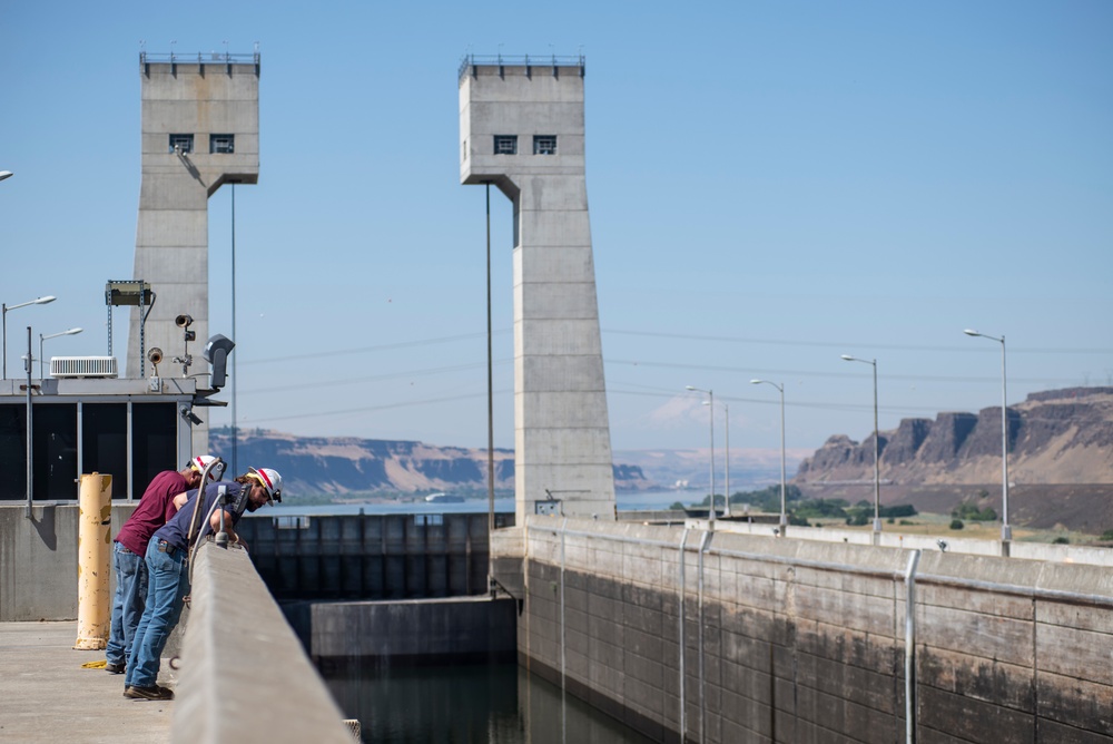 Damaged navigation lock slows Columbia River traffic at John Day Dam