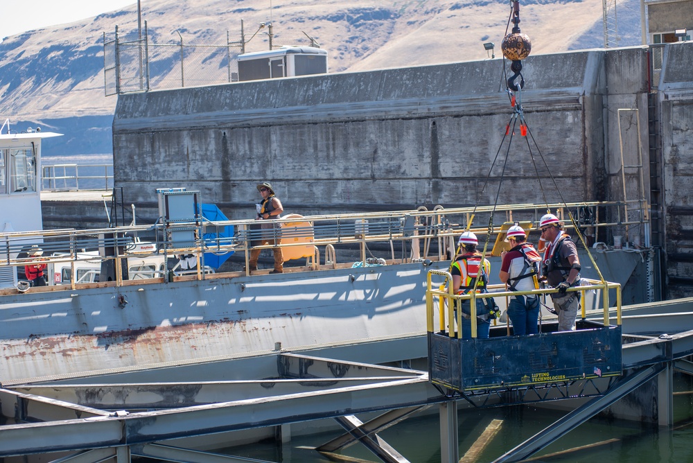 Damaged navigation lock slows Columbia River traffic at John Day Dam