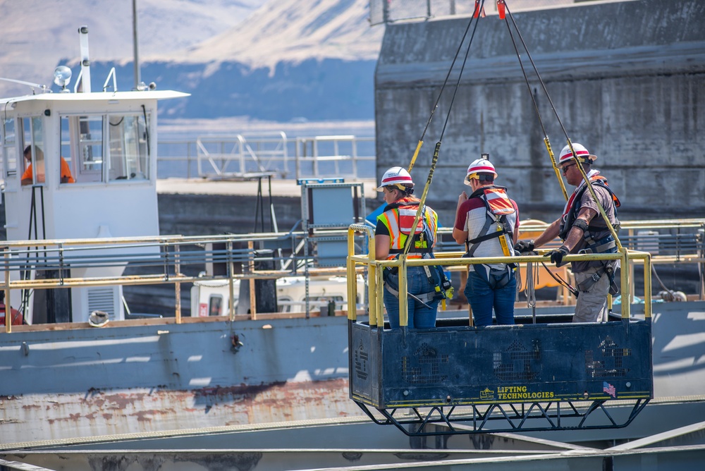 Damaged navigation lock slows Columbia River traffic at John Day Dam