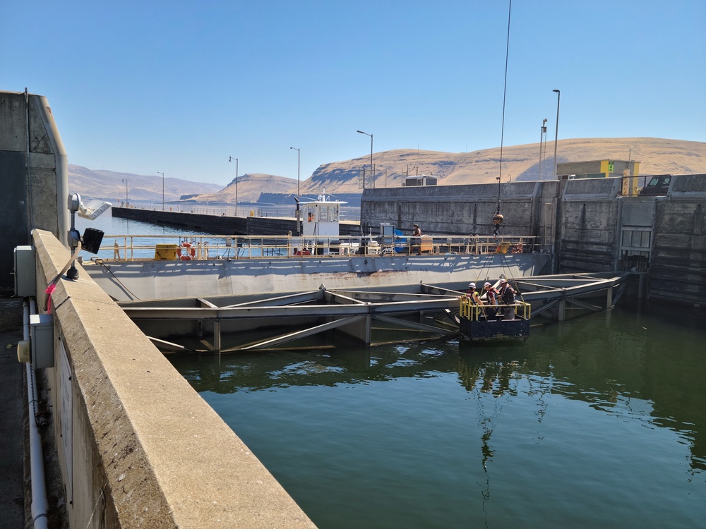 Damaged navigation lock slows Columbia River traffic at John Day Dam